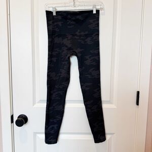 Spanx Womens Black Camo Seamless Leggings Sz Medium High Waist Sculpting Smooth